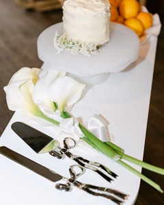 Soporte de Pastel de Resina Hecho a Mano de Lujo con Borde Festoneado – Exhibidor de Postres Decorativo Moderno para Panadería, Bodas y Decoración del Hogar - Product Image 3