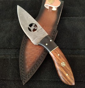 Couteau de chasse OEM Wirecut en acier Damas, lame fixe, manche en bois, couteau de camping et d'extérieur EDC avec étui en cuir - Product Image 1