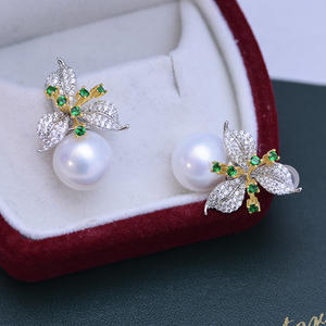 Boucles d'oreilles en perles rondes blanches d'eau douce de 11-12 mm, argent 925, design en grille circulaire, lumière intense et défauts discrets - Product Image 5