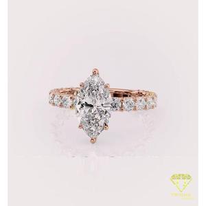 Bague de fiançailles minimaliste solitaire en or blanc avec diamant de laboratoire taille émeraude et bande pavée de diamants - Product Image 1