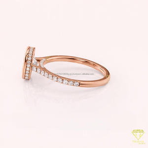 Bague de fiançailles en diamant de laboratoire taille coussin serti clos, en or rose avec bande pavée, bague de promesse solitaire, bague de mariage moderne - Product Image 6