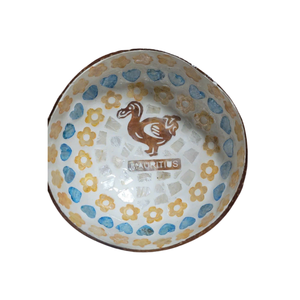 Bols en bois de coco personnalisés et durables Pure Origin Bali, motifs tribaux gravés, prix B2B premium - Product Image 1