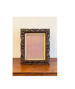 Cadre photo en bois décoratif pour la table, pour les accents de salon, avec des proportions élégantes, base stable, finition raffinée - Product Image 1