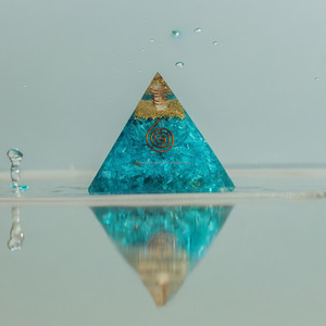 Vente chaude Grande Premium Bleu Aigue-Marine Orgone Énergie Résine Pyramide 8 cm Puces De Pierres Précieuses Naturelles Sculpté EMF Protection Cadeau - Product Image 1