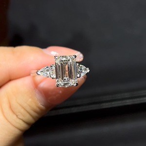 Bague de fiançailles vintage en or 18 carats avec trois pierres, diamant de laboratoire CVD certifié IGI D E VVS VS, taille émeraude, pierres latérales - Product Image 2