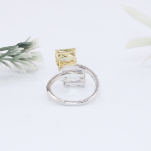Bague de fiançailles Toi et Moi en or jaune canari et blanc, sertie de deux diamants de laboratoire radiants, avec bande pavée, bijoux fins - Product Image 3