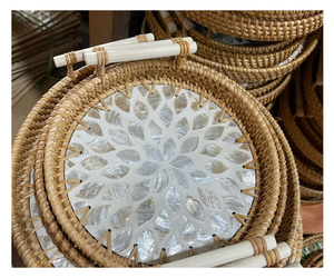 Panier de rangement circulaire en rotin naturel avec motif incrusté de perles et poignées pour la décoration de la maison - Product Image 1