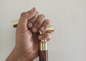 Bâtons de marche rustiques modernes en bois naturel écologique avec poignée en laiton poli, idéaux pour les cadeaux - Product Image 4