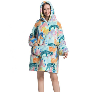 Couverture à capuche en peluche imprimée animaux colorés avec poches pour adultes, style moderne, confortable, douce, chaude, manteau surdimensionné - Product Image 1
