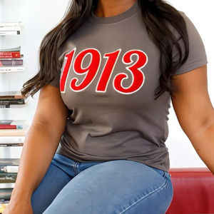 T-shirt gris doux personnalisable en coton premium brodé chenille, motif sororité grecque Delta DST, éco-responsable, pour femme - Product Image 4