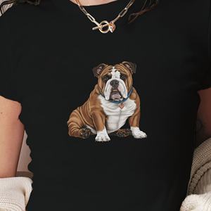 Bulldog en pose relajada Camiseta corta de moda para mujer - Product Image 2