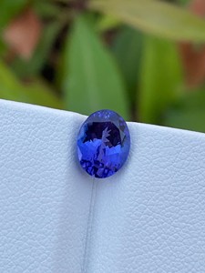 Pierre précieuse naturelle Tanzanite bleue, taille ovale, certifiée IGI, effet optique léger, provenance Inde, pierre brute pour la fabrication de bijoux fins - Product Image 1