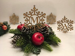 Ornement en bois magnifiquement sculpté célébrant l'esprit de Noël - Product Image 3