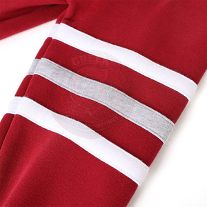 Cardigan rouge pour hommes et femmes, style sororité/fraternité, pull à manches longues, col en V, rayures blanches, en coton molletonné tricoté avec bordure contrastante - Product Image 4