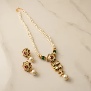 Conjunto de collar y aretes étnicos ODM chapados en oro con perlas y diseño de flores con piedras de circonio para mujeres, joyería nupcial india para novias. - Product Image 2