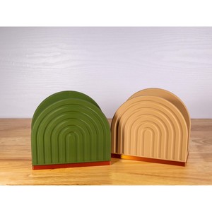 Boîte à mouchoirs design moderne en arc, en plastique vert et beige, support autoportant pour table - Product Image 1