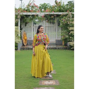 Navratri Special Lehenga Choli pour femme avec ensemble de travail brodé Gamthi - Product Image 5