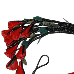 Fouet en cuir de vachette véritable avec cordes fines pour jeux de stimulation - Product Image 3