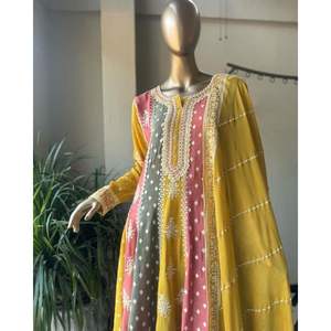 Hermoso Conjunto de Salwar Kameez de Algodón Beige - Top, Pantalón Plazzo con Trabajo de Lentejuelas, Talla 42, Ropa Casual - Product Image 2