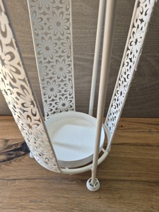 Porte-parapluie moderne en métal blanc avec motif floral ajouré – Solution de rangement élégante pour les entrées de maison – Fabriqué en Inde - Product Image 5