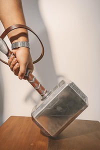 Réplique de marteau de Thor en métal, objet de collection avec manche en bois et support - Product Image 4