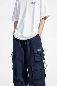 Conjunto de Ropa Urbana de Verano para Hombre Oneten Apparel: Camiseta Blanca con Letras y Pantalones Cargo Azul Marino - Product Image 5