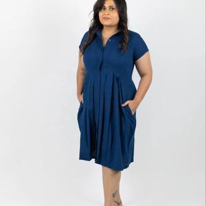 Robe en tricot unie d'automne avec col orné, manches longues, détail froncé et boutons, longueur midi imprimée - Product Image 1