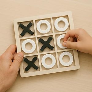 Jeu de Tic Tac Toe en bois, design classique sculpté, pièces X et O multicolores - Product Image 2