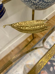 Plato de hoja de oro de estilo único, perfecto para exhibir pequeños artículos decorativos y como bandeja de decoración para el baño, para velas o accesorios. - Product Image 3