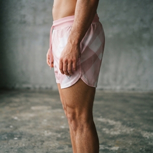 Short de bain athlétique rose en maille tissée pour homme, séchage rapide, respirant, avec logo frontal, taille mi-haute et cordon de serrage, idéal pour la plage et la course à pied - Product Image 2