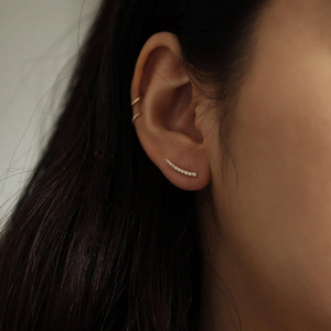 Pendientes de Oro Amarillo con Barra Curva y Diamantes Cultivados en Laboratorio - Product Image 2