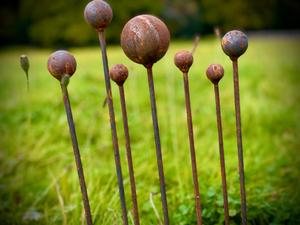 Sculpture de boule en métal rustique faite à la main pour jardin, décoration extérieure pour pelouse, art décoratif en fer pour l'aménagement paysager - Product Image 1