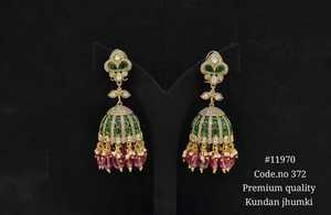 Boucles d'oreilles ethniques plaquées or Kundan Jhumki avec zirconiums cubiques et perles imitation perle pour femmes, bijoux pour mariage et fêtes. - Product Image 2