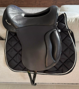 Silla de Montar Bluhorse Premium Endurance |   Silla de Montar Inglesa de Cuero Sintético y Genuino, Duradera y de Alta Calidad - Product Image 1