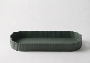 Plateau de service rectangulaire vert moderne et minimaliste en métal texturé avec poignées latérales, organisateur de table pour cadeau - Product Image 1