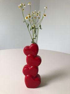 Jarrón de Cerámica Rojo Brillante Hecho a Mano en Forma de Corazón, Recipiente Decorativo Moderno Irregular para Hogar, Hotel, Boda - Product Image 1
