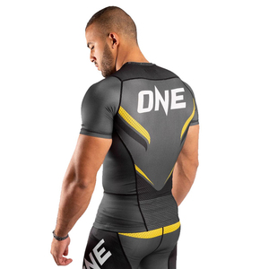 T-shirt de compression noir personnalisé pour homme à manches longues, col ras du cou, séchage rapide, impression par transfert thermique, logo avant, respirant, extensible dans quatre directions - Product Image 5