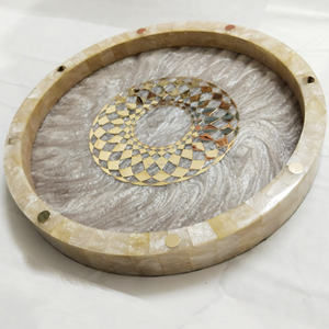 Bandejas de servicio de resina y latón de color Diwali MOP exclusivas Bandejas decorativas Diwali elegantes ecológicas y sostenibles en la India - Product Image 1