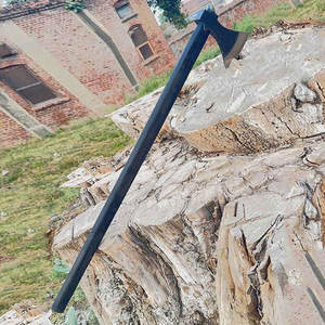 ขวานไวกิ้ง ดีไซน์นอร์ดิก ด้ามไม้ยาว ใบมีดเหล็กคาร์บอน ผิวสีดำ ของตกแต่งสำหรับตั้งโชว์ เหมาะสำหรับการตั้งแคมป์และการล่าสัตว์กลางแจ้ง - Product Image 1