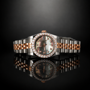 Montre de luxe pour femme en acier inoxydable bicolore avec lunette sertie de diamants, cadran en nacre, affichage de la date, mouvement à quartz analogique - Product Image 1