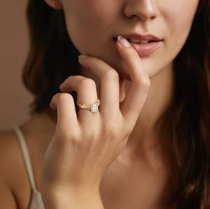 แหวนหมั้นเพชรโมอิสซาไนต์ทรงวงรีคลาสสิก ตัวเรือนเงินแท้ 925 ชุบทอง คอลเลคชั่นซิลเวียน่า - Product Image 4