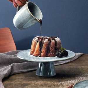 Support à gâteau en métal artisanal de qualité supérieure avec base solide pour une présentation élégante des desserts dans les maisons, les hôtels et les espaces de restauration fine - Product Image 1
