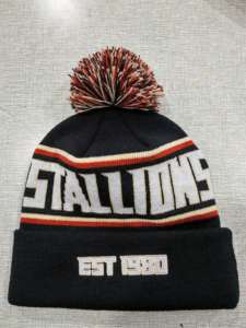 หมวกบีนนี่ปักลายตามสั่งขายส่ง ออกแบบตัวอักษรได้เอง ผลิตจากอะคริลิก 100% หมวกไหมพรมสำหรับฤดูหนาว พร้อมพู่ห้อย ตกแต่งโลโก้ส่วนตัว เหมาะสำหรับใส่ไปชายหาดหรือใส่ลำลอง - Product Image 4