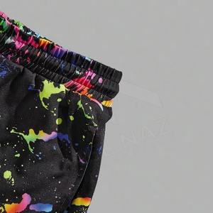 T-shirt à manches courtes pour homme avec motif éclaboussures de peinture colorées noires et short assorti, ensemble 2 pièces, tenue décontractée et sportive - Product Image 3