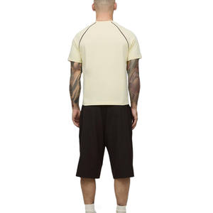 T-shirt en coton pour homme avec manches raglan, détails de couture contrastés et logo central sur la poitrine, fabrication OEM sous marque privée - Product Image 2