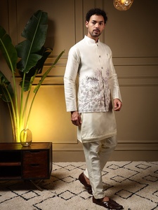 Ensemble Koti Kurta Pajama en soie blanche pour homme avec broderie, coupe classique, style traditionnel indien pakistanais, longueur genou, tenue de mariage - Product Image 3