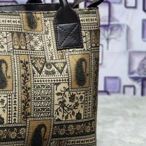 Bolso de Mano Exclusivo con Patrón Étnico Geométrico Jacquard – Juego de 2 Piezas con Correa Desmontable - Product Image 2