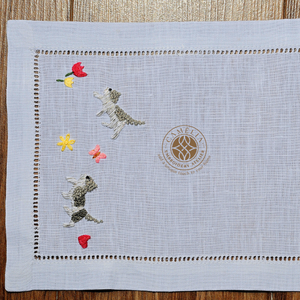 Servilleta de cóctel estilo Pop Art bordada con pájaros y flores, inspirada en ilustraciones campestres de fantasía. - Product Image 4