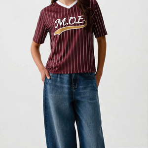 Camiseta de fútbol americano estilo béisbol de malla para mujer, cuello en V, con rayas, logotipo personalizado, poliéster transpirable, ropa de equipo, suministro OEM al por mayor - Product Image 3