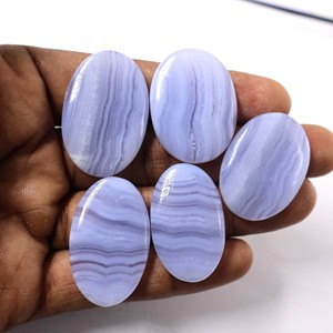Piedras Preciosas de Ágata Azul Natural al por Mayor - Cuarzo Pulido de Cortes Mixtos con Juego de Colores para Joyería y Sanación - Product Image 1